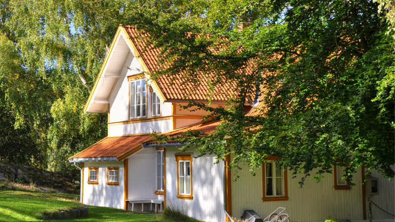 Ein Haus welches allein auf dem Land steht. Das Haus ist etwas älter.